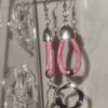 Boucles d'oreille en cuir rond rose et pendentif ondulé