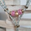 Collier en cuir tressé cuir perles en céramique rose et doré