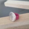 Bague femme en cuir rose cousu et pastille martelée