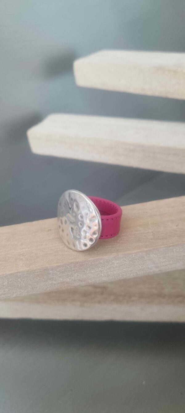 Bague femme en cuir rose cousu et pastille martelée