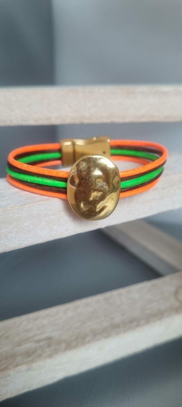 Bracelet femme en cuir rond 2mm orange, vert et marron, passant martelé doré