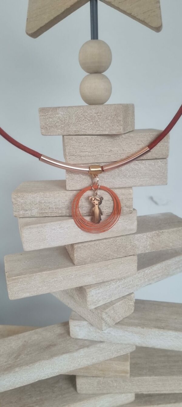 Collier femme cuir rond orange et pendentif fillette