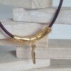 Collier femme en cuir rond violet et plume dorée