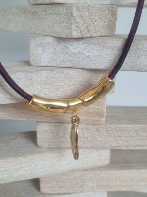 Collier femme en cuir rond violet et plume dorée