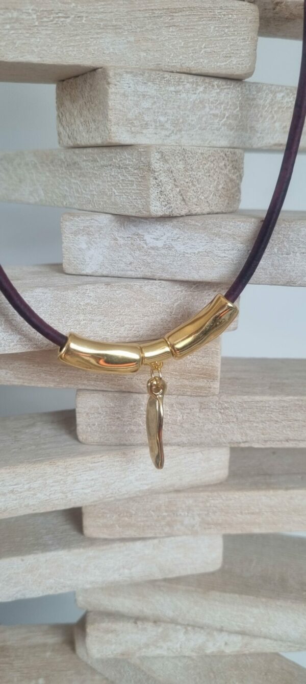 Collier femme en cuir rond violet et plume dorée