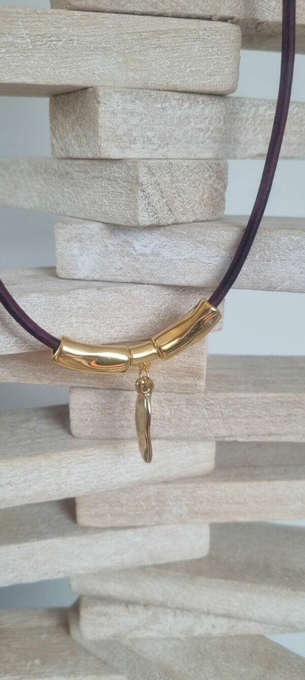 Collier femme en cuir rond violet et plume dorée