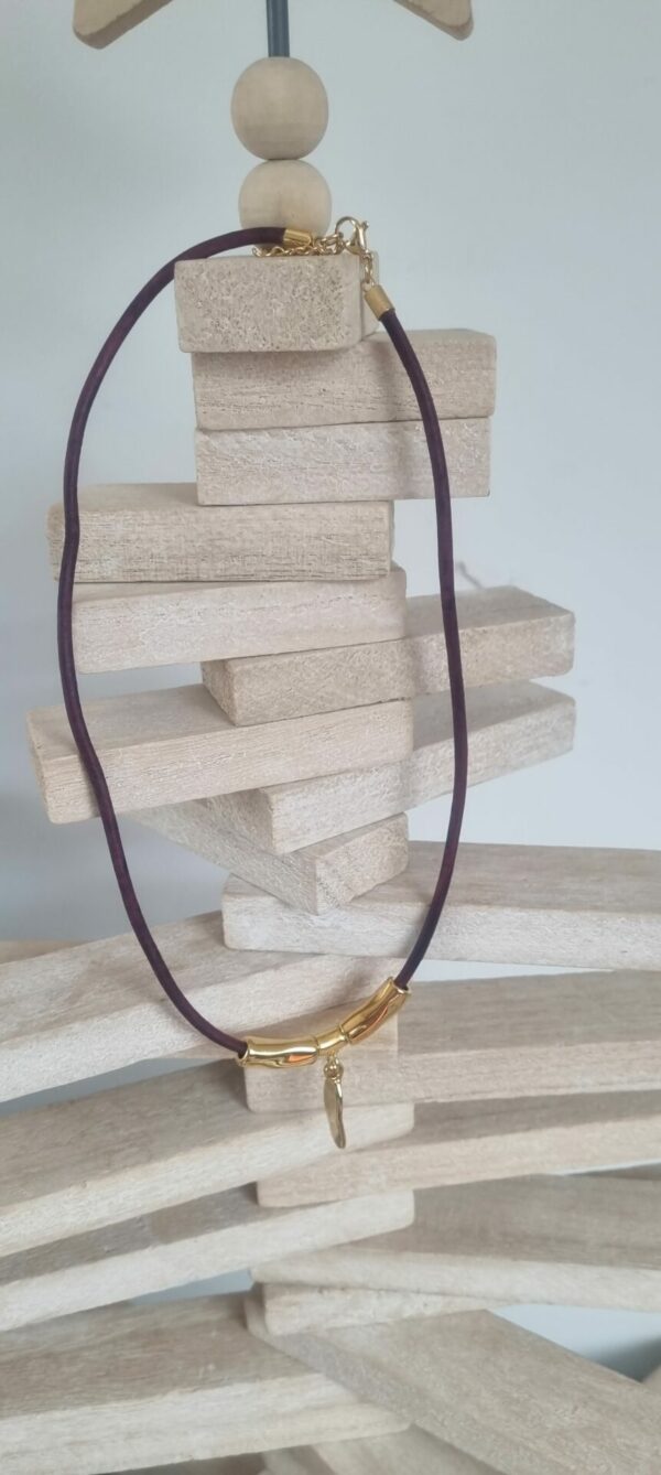 Collier femme en cuir rond violet et plume dorée