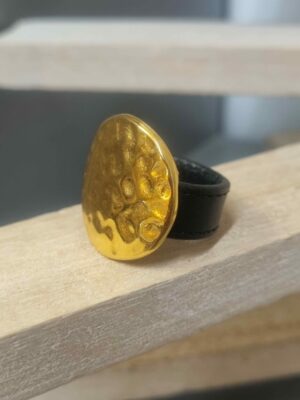 Bague en cuir plat noir cousu et pastille dorée martelée en zamak