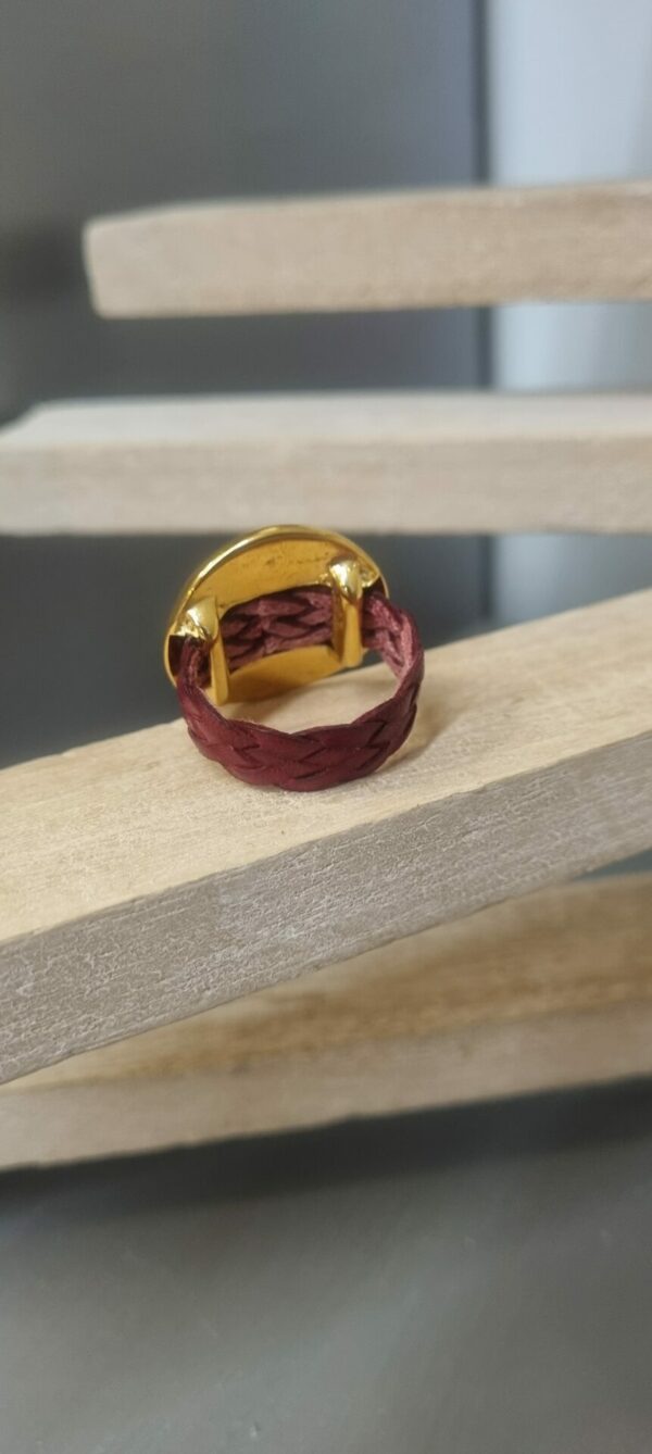 Bague femme en cuir plat tressé rouge foncé et pastille martelée dorée