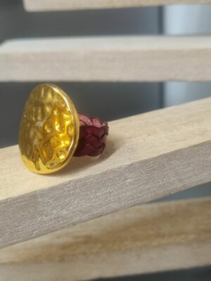 Bague en cuir plat tressé rouge foncé et pastille dorée martelée en zamak