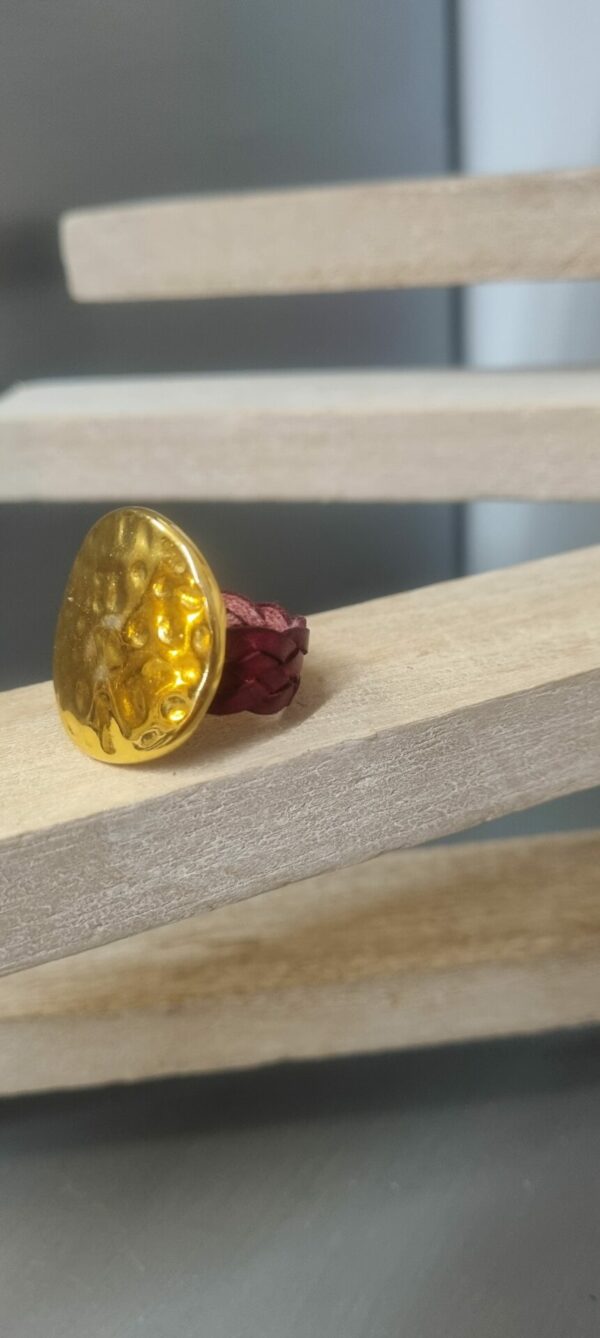 Bague femme en cuir plat tressé rouge foncé et pastille martelée dorée