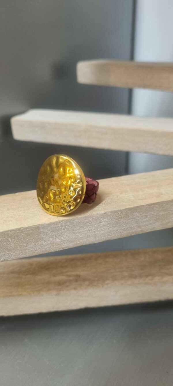 Bague femme en cuir plat tressé rouge foncé et pastille martelée dorée