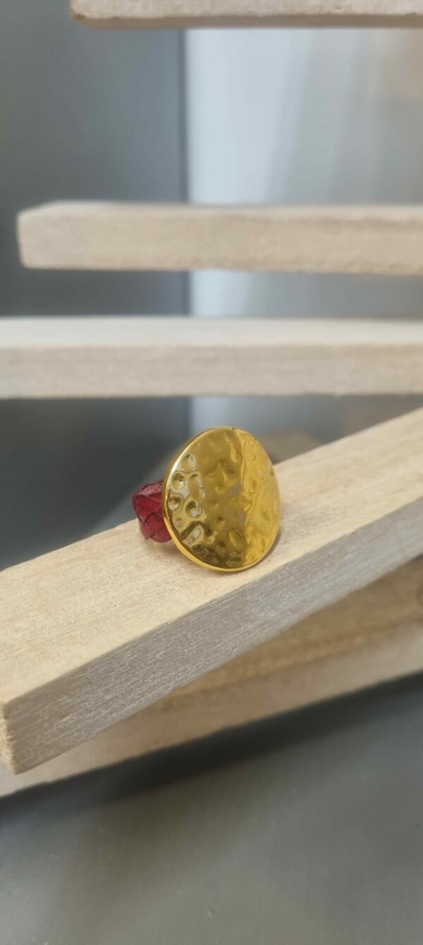 Bague femme en cuir plat tressé rouge foncé et pastille martelée dorée