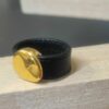 Bague femme en cuir plat noir et pastille dorée