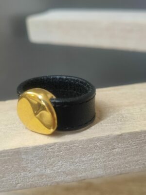 Bague en cuir plat noir cousu et pastille ronde dorée  en zamak