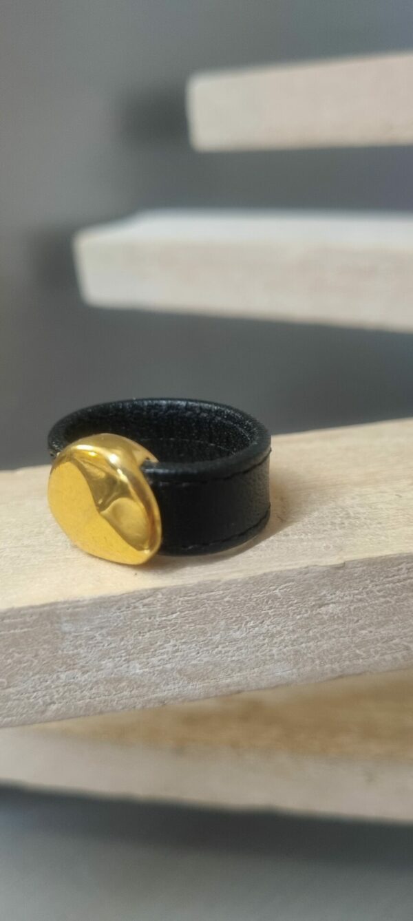 Bague femme en cuir plat noir et pastille dorée