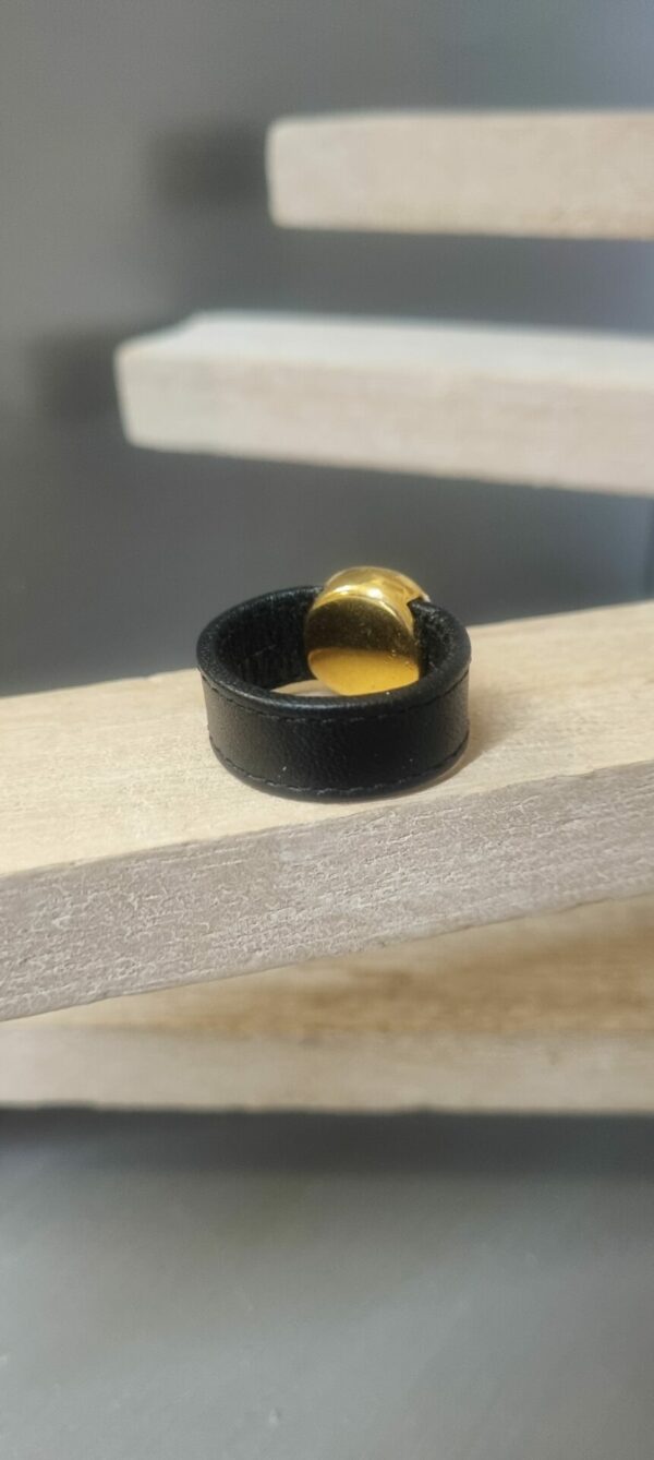 Bague femme en cuir plat noir et pastille dorée