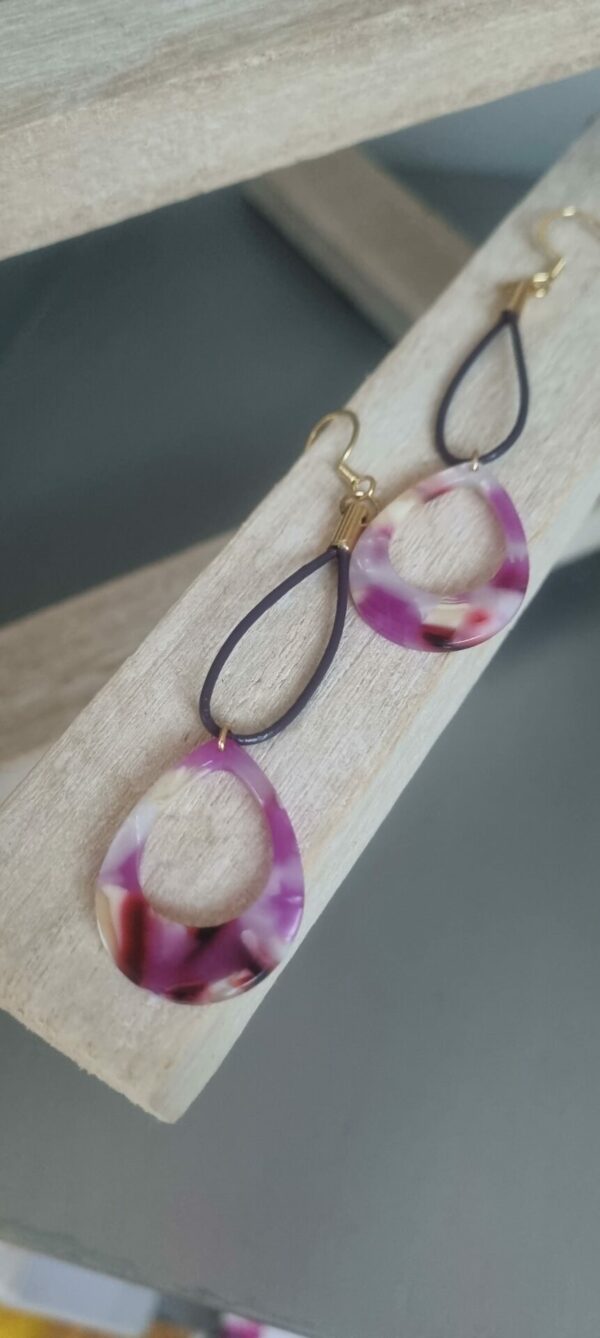 Boucles d'oreille femme en cuir rond violet et passant acétate