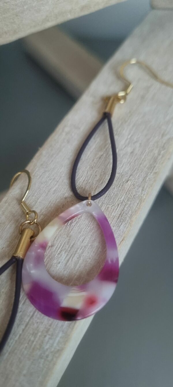 Boucles d'oreille femme en cuir rond violet et passant acétate