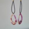 Boucles d'oreille femme en cuir rond violet et passant acétate