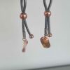 Boucles d'oreille femme en cuir rond gris et passants or rosé