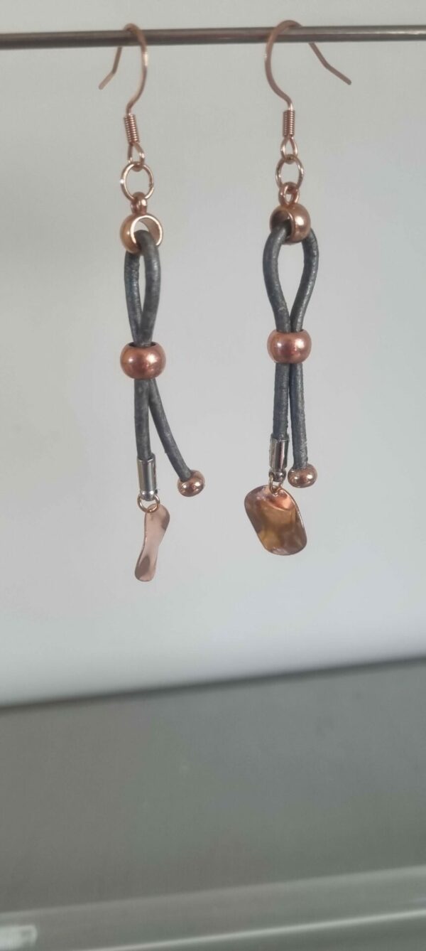 Boucles d'oreille femme en cuir rond gris et passants or rosé