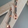 Boucles d'oreille femme en cuir rond gris et passants or rosé