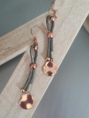 Boucles d'oreille femme en cuir rond gris et passants or rosé