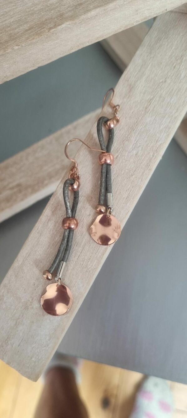 Boucles d'oreille femme en cuir rond gris et passants or rosé