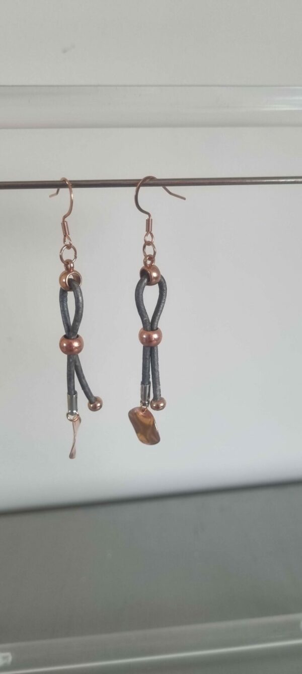 Boucles d'oreille femme en cuir rond gris et passants or rosé