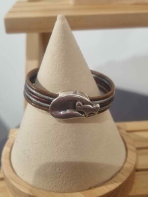 Bracelet enfant en cuir rond marron et gris et son chat argenté