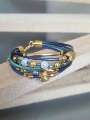 Bracelet femme sept cuirs ronds tons bleus et perles dorées et céramique