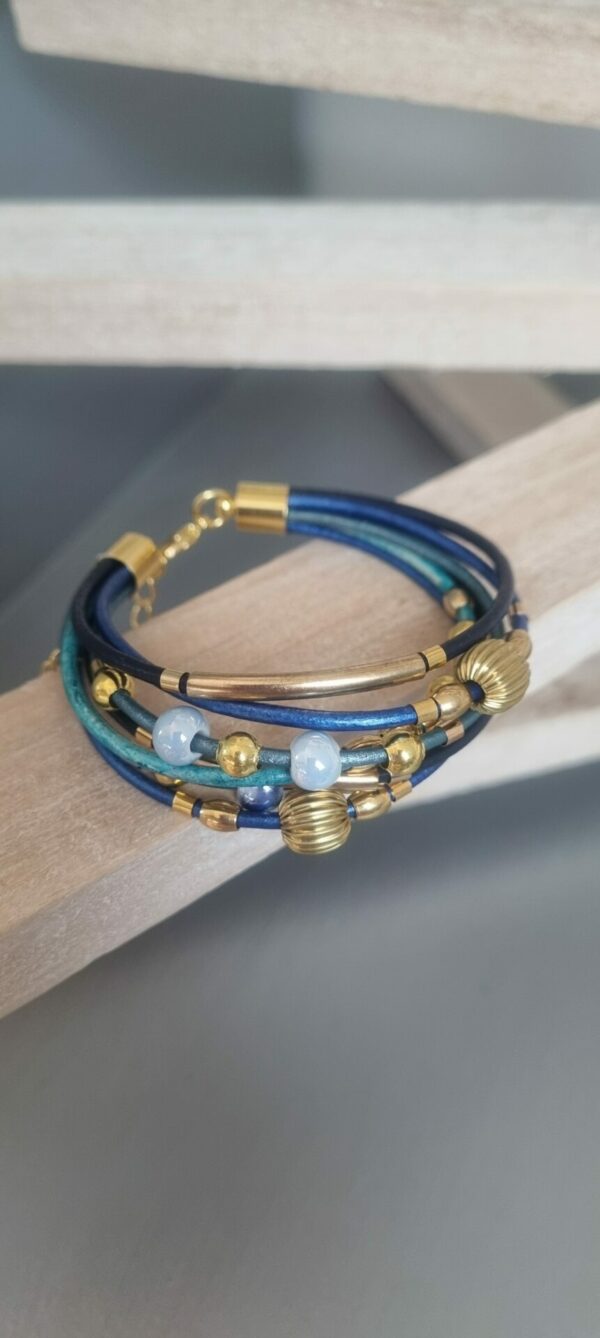 Bracelet femme sept cuirs ronds tons bleus et perles dorées et céramique