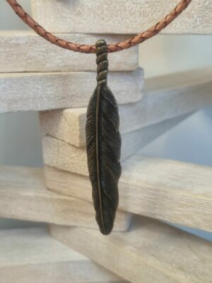 Collier homme en cuir rond tressé 3mm vieux rouge avec plume en bronze