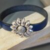 Bracelet femme cuir bleu marine et fermoir fleur