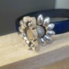 Bracelet femme cuir bleu marine et fermoir fleur