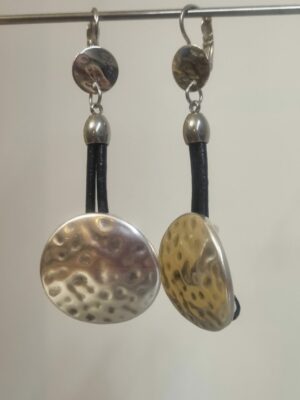 Boucles d'oreilles femme en cuir rond noir et passant rond martelé en zamak argenté