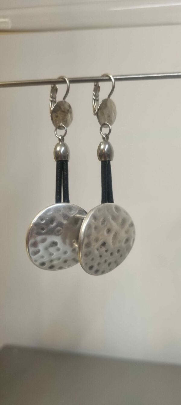 Boucles d'oreilles femme en cuir noir et pastille martelée argentée