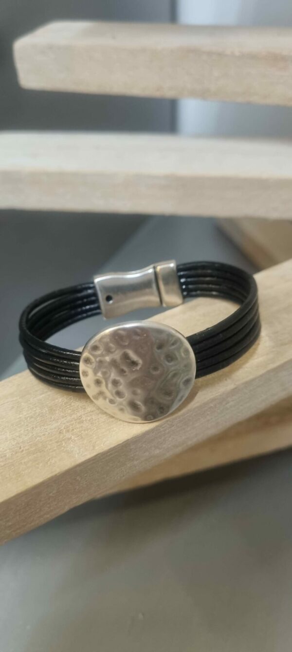 Bracelet femme en cuir rond noir et passant rond martelé en zamak argenté