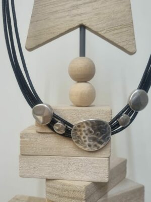 Collier femme ras du cou en cuir rond noir et pastilles argentées