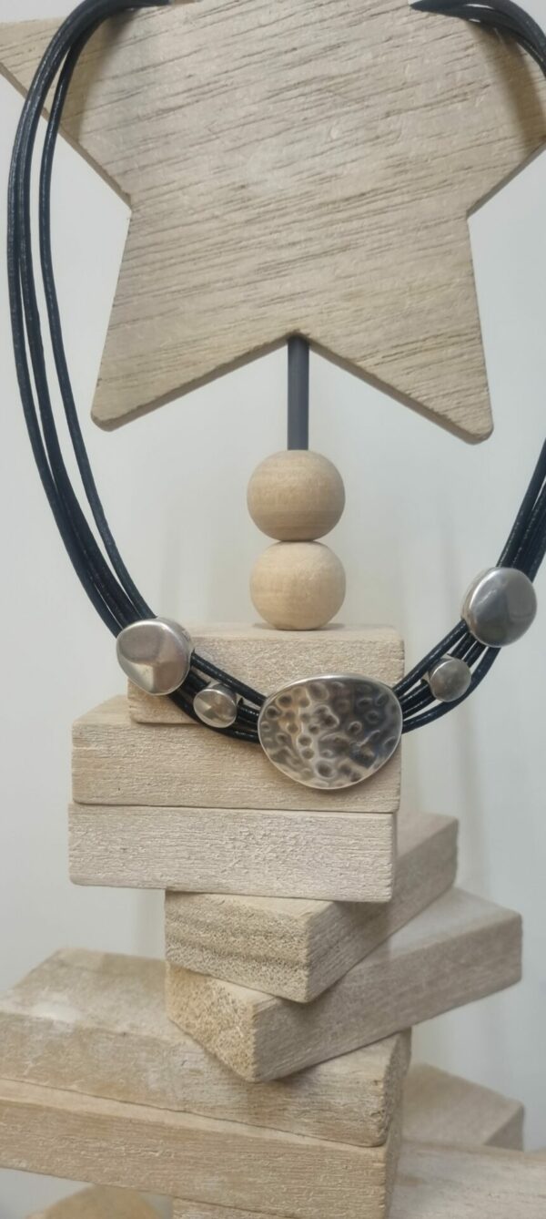 Collier cuir rond noir et pastilles rondes argentées