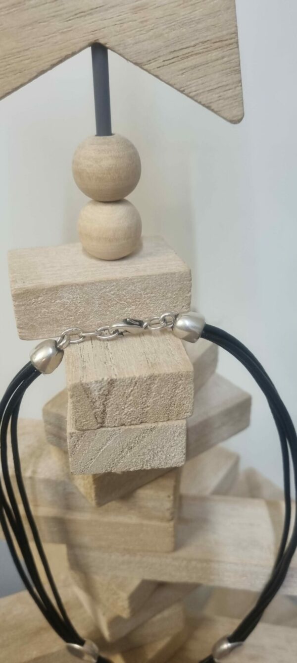 Collier cuir rond noir et pastilles rondes argentées