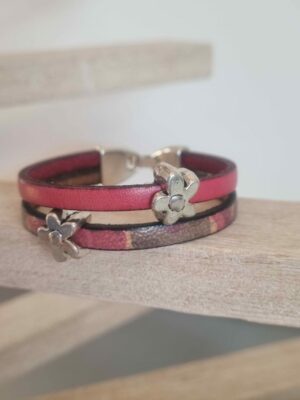 Bracelet enfant en cuir rose et imprimé et fleurs argentées