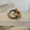 Bague femme en cuir plat tressé bronze et pastille martelée dorée