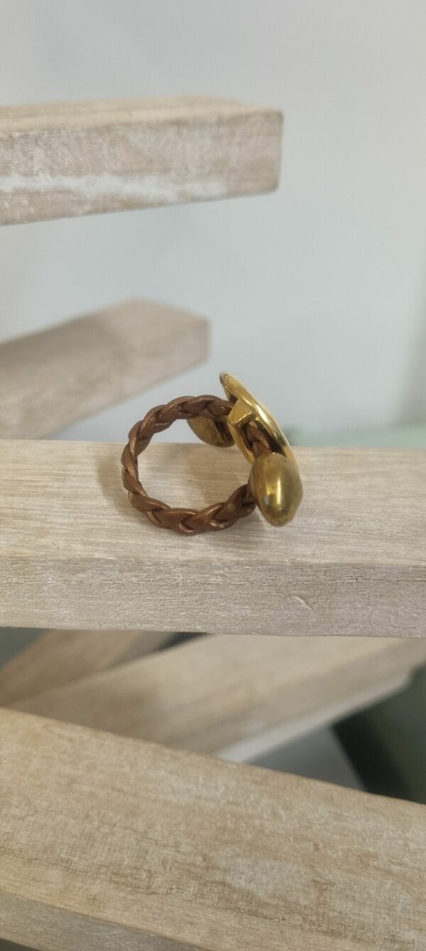 Bague femme en cuir plat tressé bronze et pastille martelée dorée