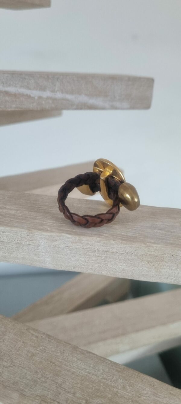 Bague femme en cuir plat tressé marron et pastille martelée dorée