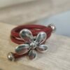 Bague femme en cuir rond rouge et sa marguerite