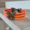 bracelet enfant cuir rond orange et rouge, papillon bronze