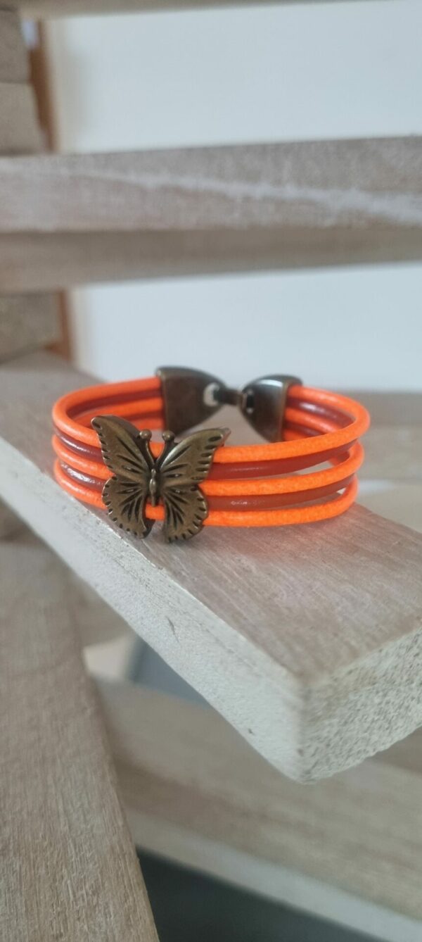 bracelet enfant cuir rond orange et rouge, papillon bronze