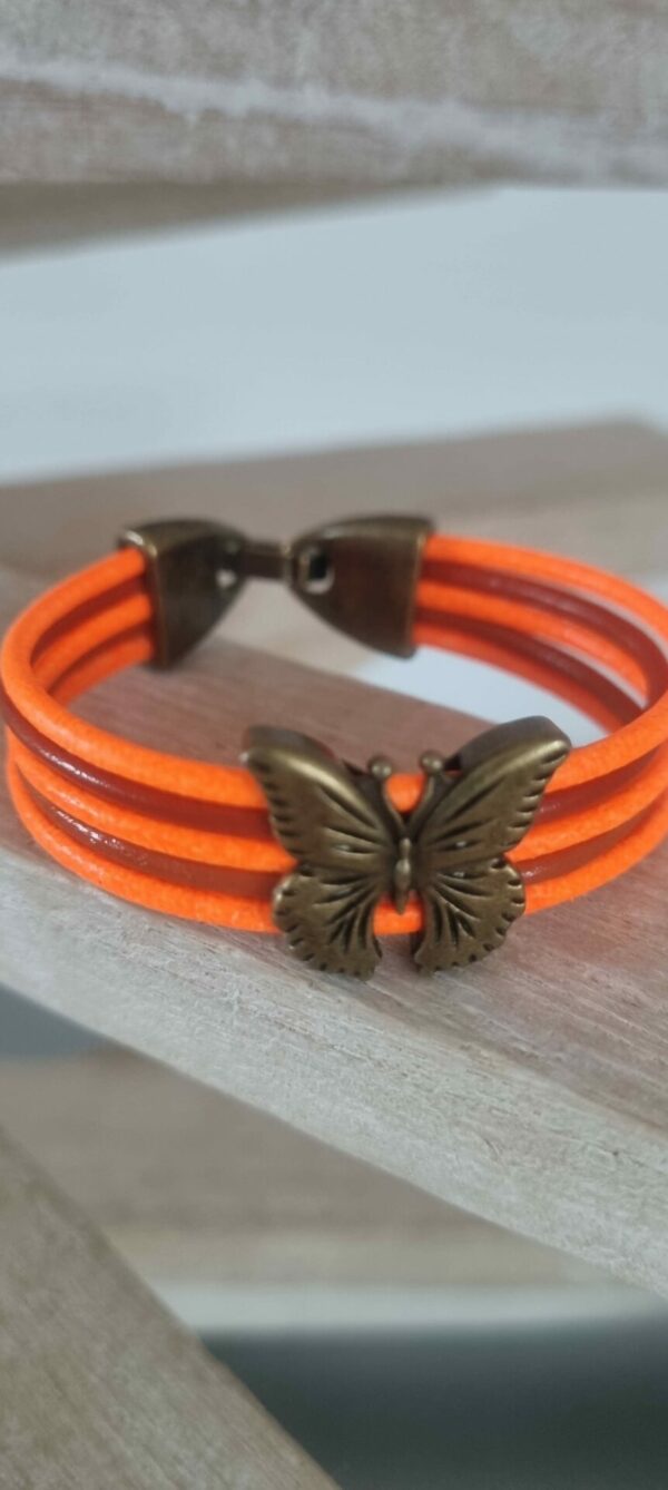 bracelet enfant cuir rond orange et rouge, papillon bronze